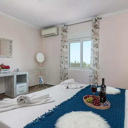 Fina - Plusholidays Calpe