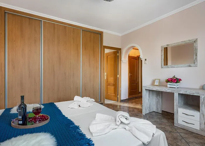 Fina - Plusholidays * Calpe